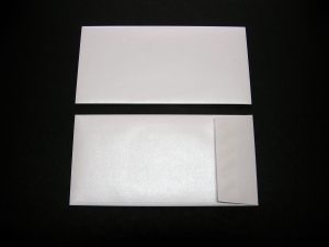 SOBRE IRIDISCENTE 110X220 BLANCO BRILLANTE (ICE WHITE) - CAJA 500 UNID sobre-iridiscentes-110x220-blanco-brillante-caja