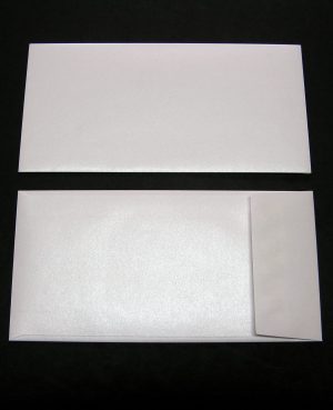 SOBRE IRIDISCENTE 110X220 BLANCO BRILLANTE (ICE WHITE) - PAQUETE 50 UNID sobre-iridiscentes-110x220-blanco-brillante-paquete